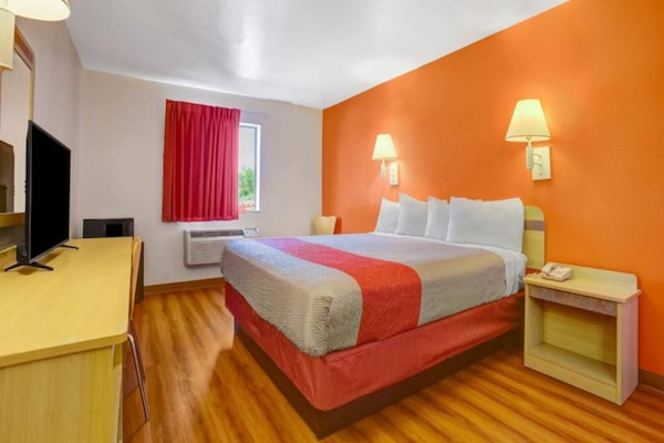 Foto van 1 kingsize bed | Rookvrij, koelkast - Vakantiehuis in Española - BedRoom