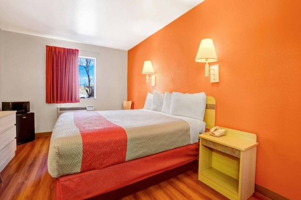 Foto van 1 kingsize bed | Rookvrij, koelkast - Vakantiehuis in Española - BedRoom