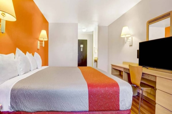 Foto van 1 kingsize bed | Rookvrij, koelkast - Vakantiehuis in Española - BedRoom