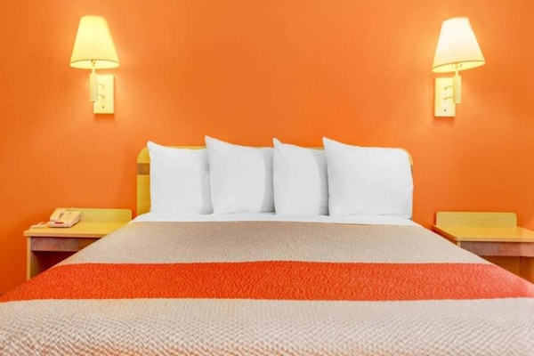 Foto van 1 kingsize bed | Rookvrij, koelkast - Vakantiehuis in Española - BedRoom