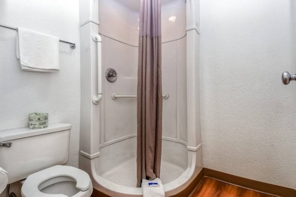 Foto van 1 tweepersoonsbed (queensize) | Rookvrij - Vakantiehuis in Corona CA - Facilities