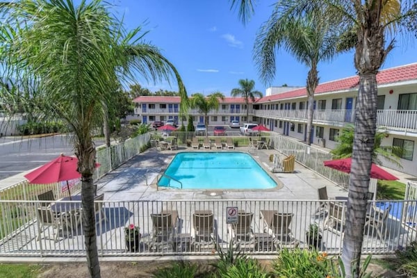 Foto van 1 tweepersoonsbed (queensize) | Rookvrij - Vakantiehuis in Corona CA - Pool