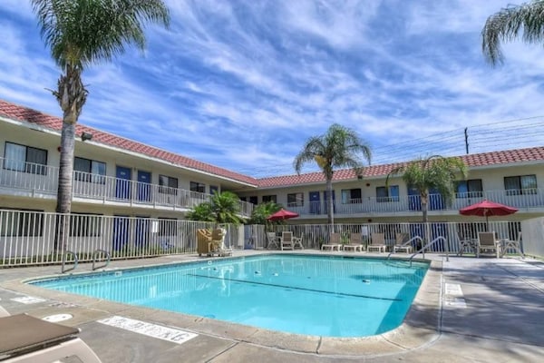 Foto van 1 tweepersoonsbed (queensize) | Rookvrij - Vakantiehuis in Corona CA - Pool