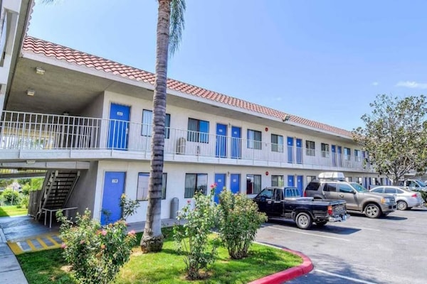 Foto van 1 tweepersoonsbed (queensize) | Rookvrij - Vakantiehuis in Corona CA - ExteriorSummer