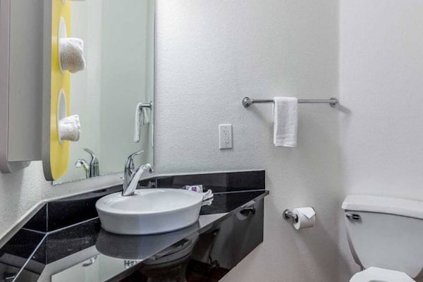 Foto van 1 tweepersoonsbed | Toegankelijk voor mensen met een - BathRoom