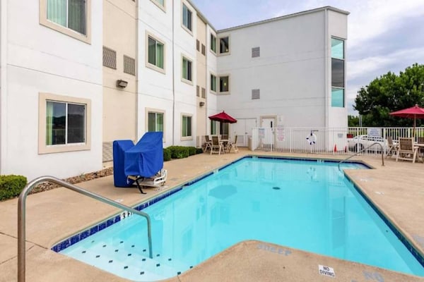 Foto van 2 tweepersoonsbedden | Niet-roken, koelkast - Vakantiehuis in Caseyville - Pool