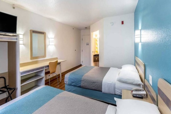 Foto van 2 tweepersoonsbedden | Niet-roken, koelkast - Vakantiehuis in Caseyville - BedRoom
