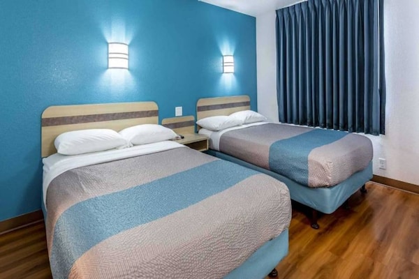 Foto van 2 tweepersoonsbedden | Niet-roken, koelkast - Vakantiehuis in Caseyville - BedRoom