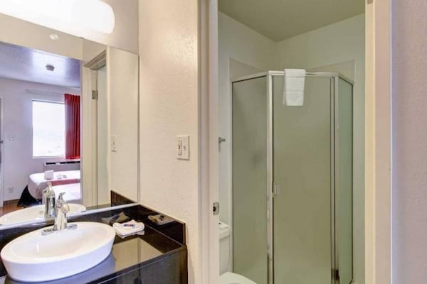 Foto van 1 tweepersoonsbed (queensize) | Rookoven, koelkast - BathRoom
