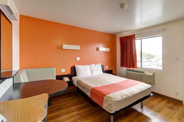 Foto van 1 tweepersoonsbed (queensize) | Rookoven, koelkast - BedRoom