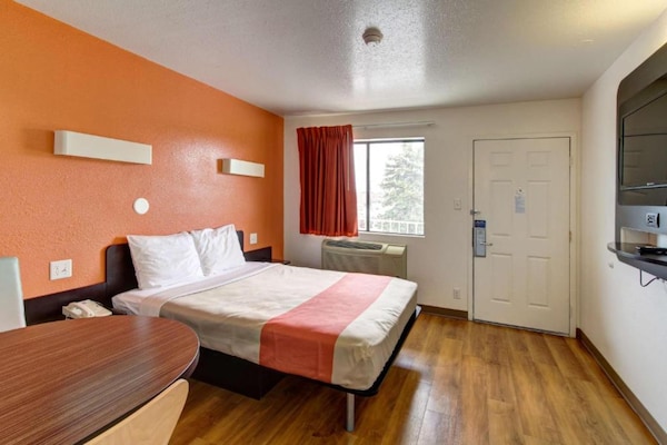 Foto van 1 tweepersoonsbed (queensize) | Rookoven, koelkast - BedRoom