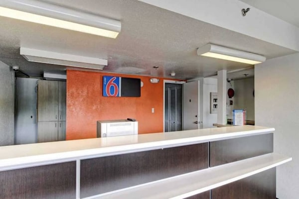 Foto van 1 tweepersoonsbed (queensize) | Rookoven, koelkast - FloorPlan