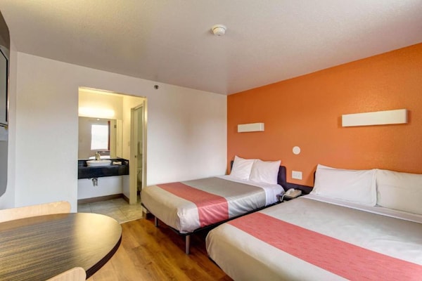 Foto van 2 tweepersoonsbedden|Roken toegestaan, magnetron - Vakantiehuis in Amherst - BedRoom