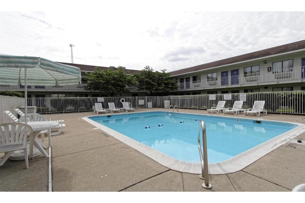 Foto van 2 tweepersoonsbedden|Roken toegestaan, magnetron - Vakantiehuis in Amherst - PoolOfHouse