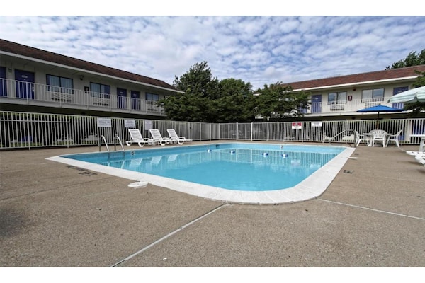 Foto van 2 tweepersoonsbedden|Roken toegestaan, magnetron - Vakantiehuis in Amherst - PoolOfHouse