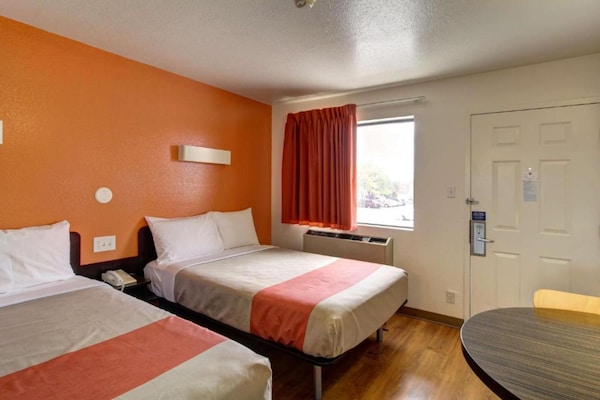 Foto van 2 tweepersoonsbedden|Roken toegestaan, magnetron - Vakantiehuis in Amherst - BedRoom