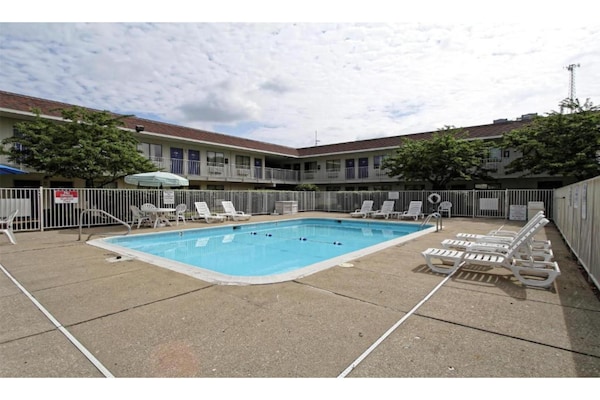 Foto van 1 tweepersoonsbed (queensize) | Rookvrij - Vakantiehuis in Amherst - PoolOfHouse