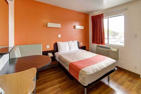Foto van 1 tweepersoonsbed (queensize)|Niet-roken, koelkast - BedRoom