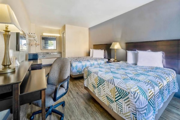 Foto van 2 tweepersoonsbedden (queensize) | Niet-roken, koelkast (Micfridge) - BedRoom