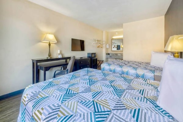 Foto van 2 tweepersoonsbedden (queensize) | Niet-roken, koelkast (Micfridge) - BedRoom