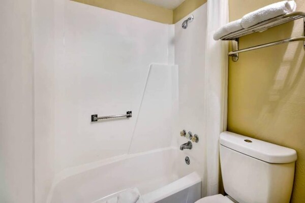 Foto van 1 tweepersoonsbed (queensize) | Niet-roken, koelkast (Micfridge) - BathRoom