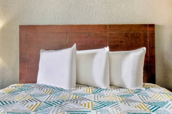 Foto van 1 tweepersoonsbed (queensize) | Niet-roken, koelkast (Micfridge) - BedRoom