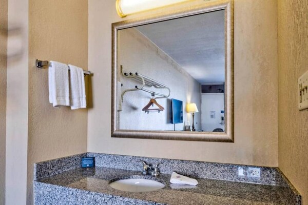 Foto van 1 tweepersoonsbed (queensize) | Niet-roken, koelkast (Micfridge) - BathRoom