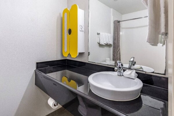 Foto van 1 tweepersoonsbed (queensize) | Rookvrij, Keuken - Vakantiehuis in Orange - Facilities