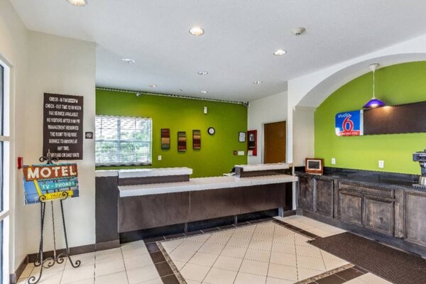 Foto van 1 tweepersoonsbed (queensize) | Rookvrij, Keuken - Vakantiehuis in Orange - FloorPlan