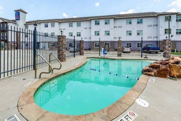Foto van 1 tweepersoonsbed (queensize) | Rookvrij, Keuken - Vakantiehuis in Orange - Pool