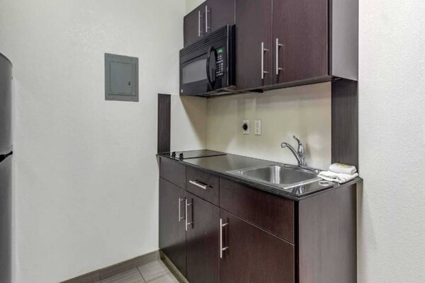 Foto van 1 tweepersoonsbed (queensize) | Rookvrij, Keuken - Vakantiehuis in Orange - Kitchen
