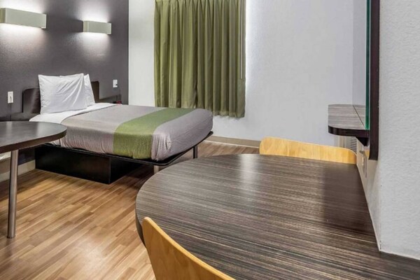 Foto van 1 tweepersoonsbed (queensize) | Rookvrij, Keuken - Vakantiehuis in Orange - BedRoom