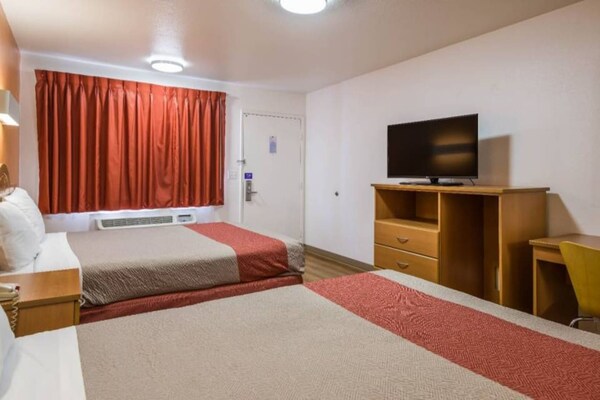 Foto van 2 tweepersoonsbedden (queensize) | Niet-roken, koelkast (Micfridge) - BedRoom