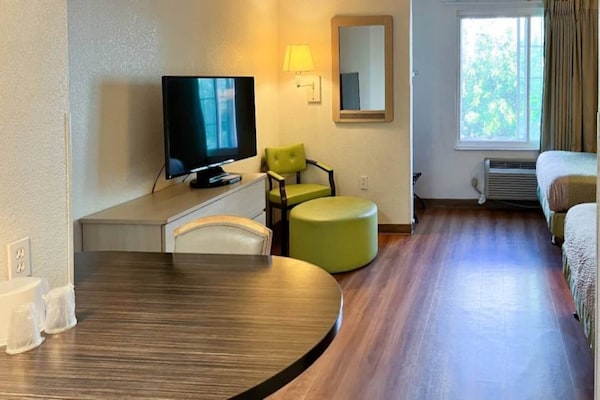 Foto van 2 tweepersoonsbedden | Rookvrij, Keuken - Vakantiehuis in Belmont - BedRoom