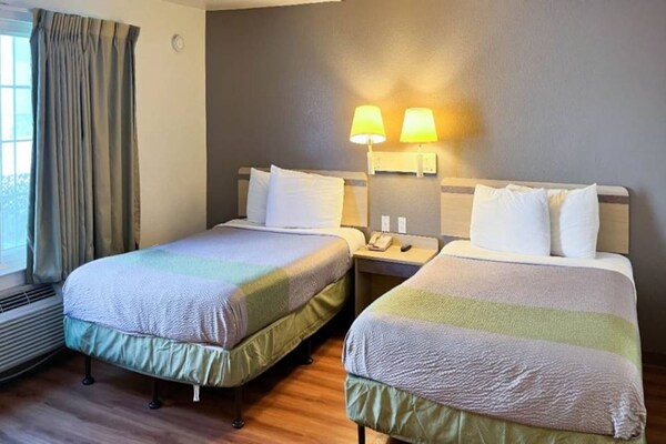 Foto van 2 tweepersoonsbedden | Rookvrij, Keuken - Vakantiehuis in Belmont - BedRoom