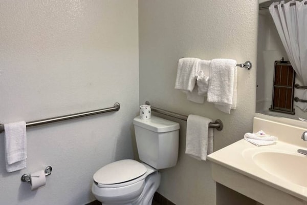 Foto van 2 tweepersoonsbedden | Rookvrij, Keuken - Vakantiehuis in Belmont - BathRoom