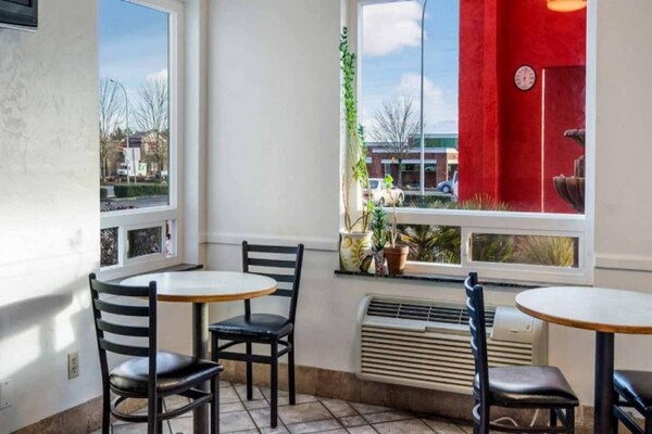 Foto van 2 tweepersoonsbedden | Rookvrij, Keuken - Vakantiehuis in Belmont - Facilities