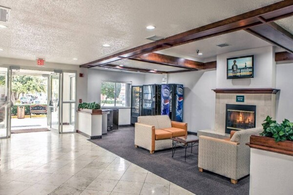 Foto van 2 tweepersoonsbedden | Suite, Smk, Slaapbank - Vakantiehuis in Dallas - FloorPlan