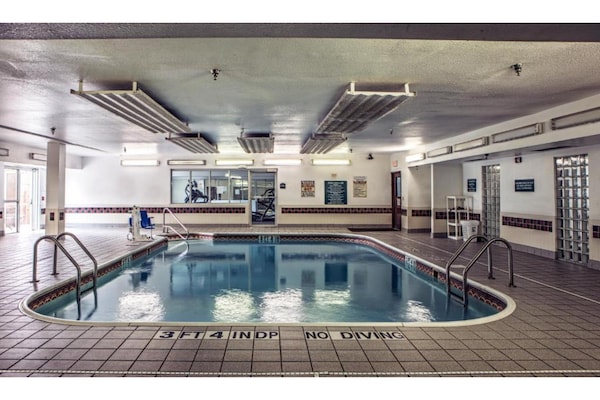 Foto van 2 tweepersoonsbedden | Suite, Smk, Slaapbank - Vakantiehuis in Dallas - PoolOfHouse