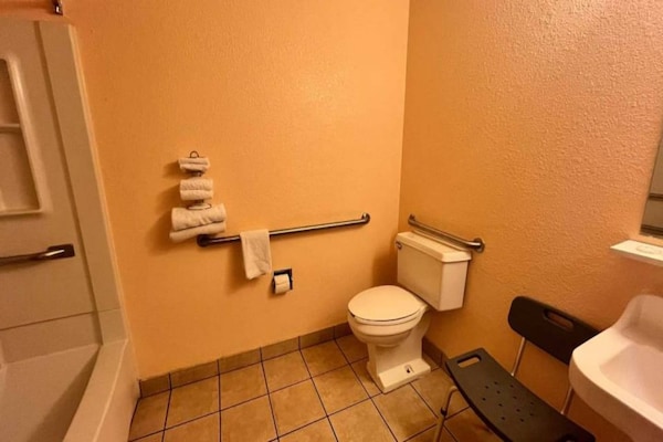 Foto van 2 tweepersoonsbedden (queensize) | Niet-roken, koelkast (Micfridge) - BathRoom
