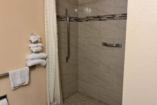 Foto van 2 tweepersoonsbedden (queensize) | Niet-roken, koelkast (Micfridge) - BathRoom