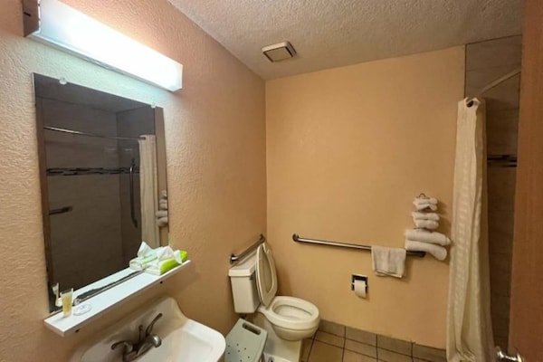 Foto van 2 tweepersoonsbedden (queensize) | Niet-roken, koelkast (Micfridge) - BathRoom