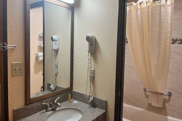 Foto van 2 tweepersoonsbedden (queensize) | Niet-roken, koelkast (Micfridge) - BathRoom