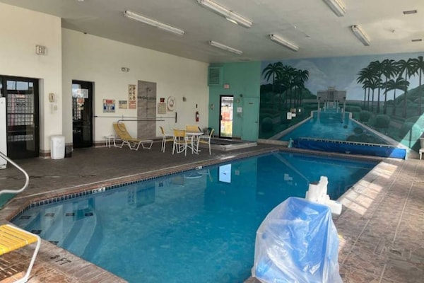 Foto van 2 tweepersoonsbedden (queensize) | Niet-roken, koelkast (Micfridge) - Pool