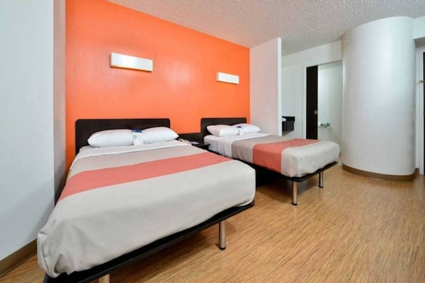Foto van 2 tweepersoonsbedden | Rookvrij - Vakantiehuis in Plano - BedRoom