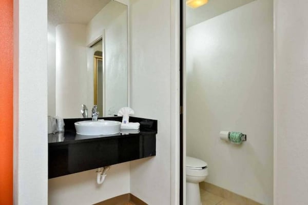 Foto van 2 tweepersoonsbedden | Rookvrij - Vakantiehuis in Plano - BathRoom