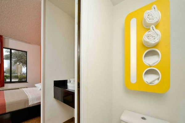 Foto van 2 tweepersoonsbedden | Rookvrij - Vakantiehuis in Plano - BathRoom