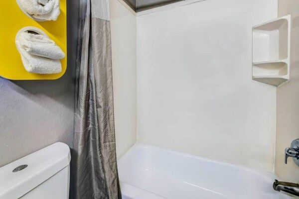 Foto van 2 tweepersoonsbedden | Rolstoeltoegankelijk Nsmk - Vakantiehuis in Balch Springs - BathRoom