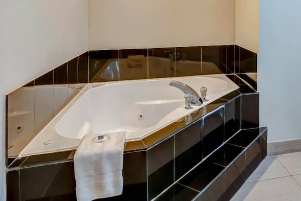 Foto van 2 tweepersoonsbedden | Rolstoeltoegankelijk Nsmk - Vakantiehuis in Balch Springs - BathRoom
