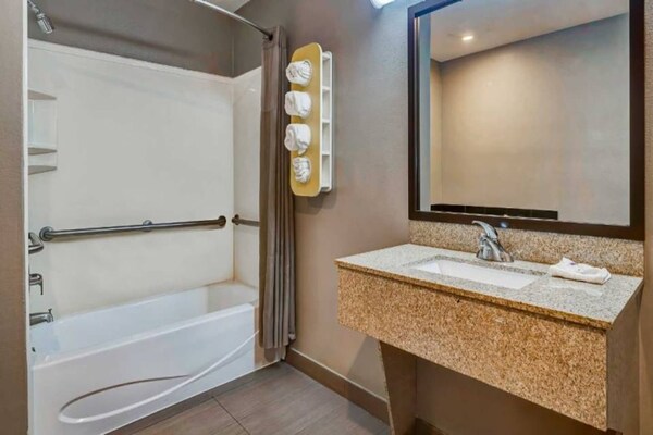 Foto van 2 tweepersoonsbedden | Rolstoeltoegankelijk Nsmk - Vakantiehuis in Balch Springs - BathRoom